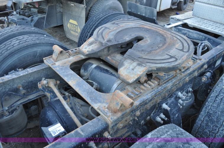 image for item A5714 2000 Freightliner FLD semi truck