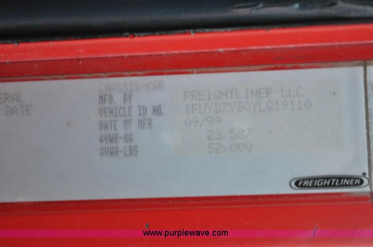 image for item A5714 2000 Freightliner FLD semi truck