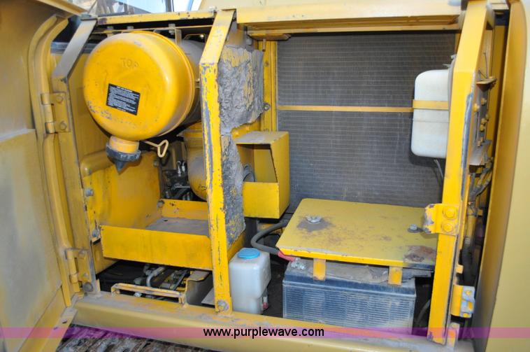 image for item A5715 1992 John Deere 490E excavator