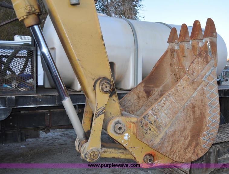 image for item A5715 1992 John Deere 490E excavator