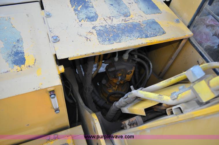 image for item A5715 1992 John Deere 490E excavator