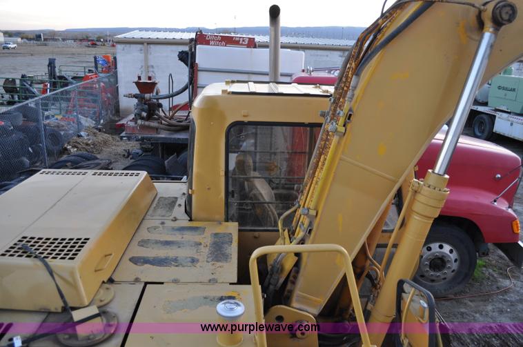 image for item A5715 1992 John Deere 490E excavator