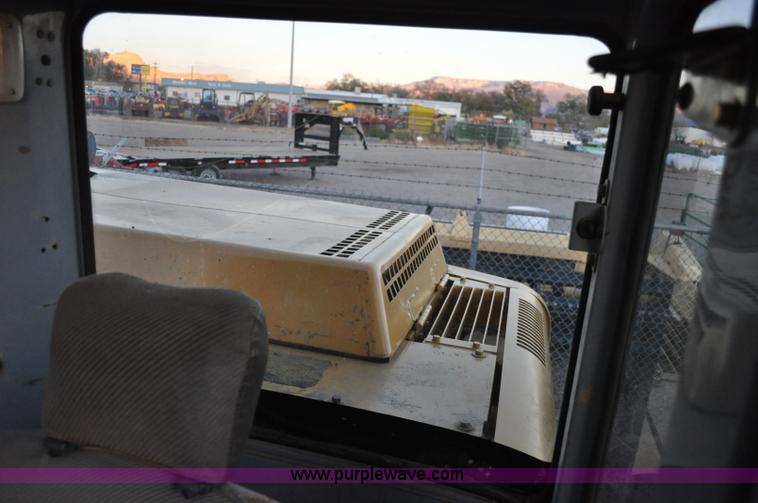 image for item A5715 1992 John Deere 490E excavator