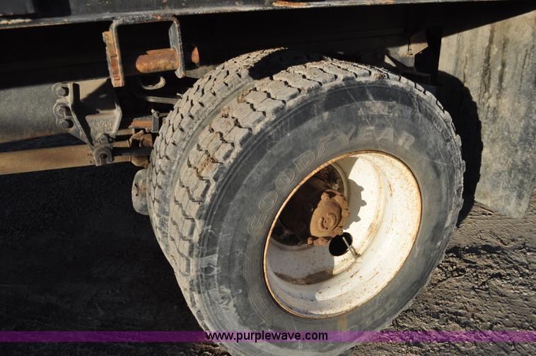 image for item A5717 1993 Ford F800 flatbed truck with tank