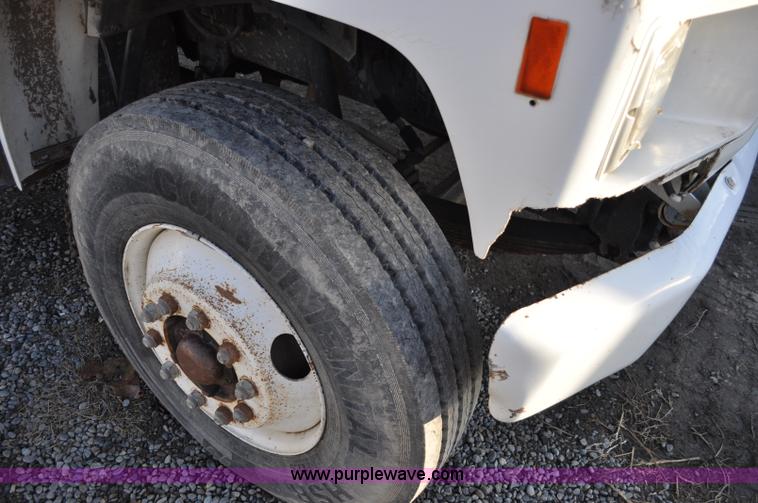 image for item A5717 1993 Ford F800 flatbed truck with tank