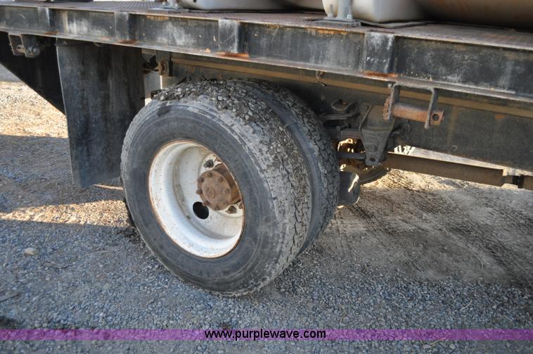 image for item A5717 1993 Ford F800 flatbed truck with tank