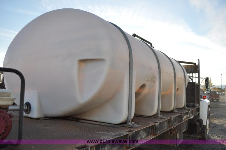 image for item A5717 1993 Ford F800 flatbed truck with tank