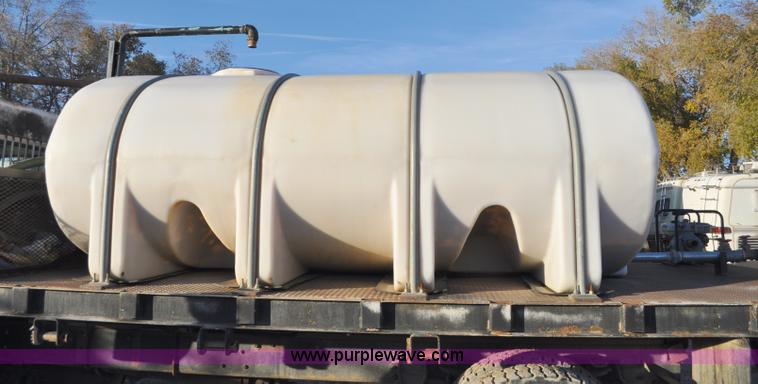 image for item A5717 1993 Ford F800 flatbed truck with tank