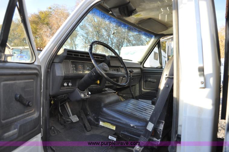 image for item A5717 1993 Ford F800 flatbed truck with tank