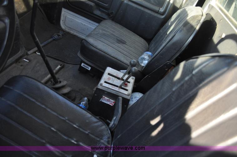 image for item A5717 1993 Ford F800 flatbed truck with tank