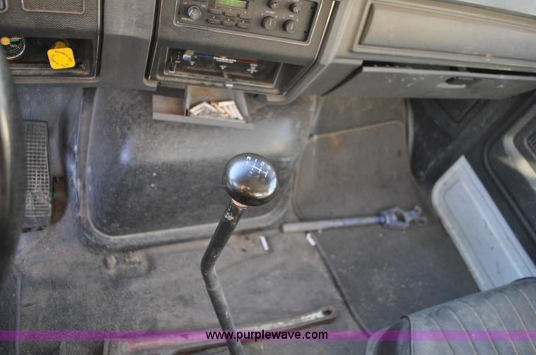 image for item A5717 1993 Ford F800 flatbed truck with tank