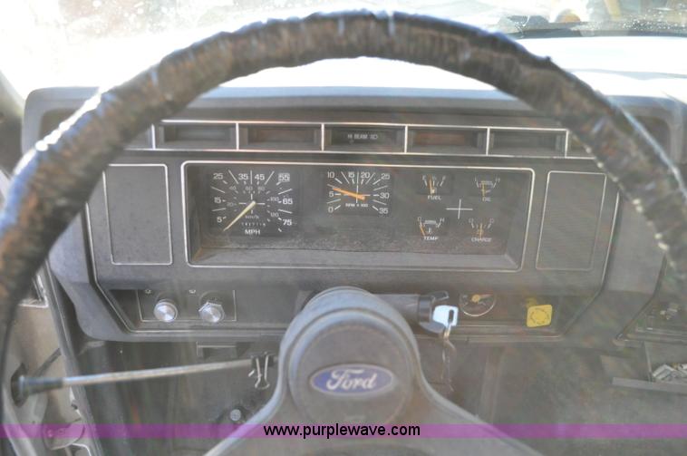 image for item A5717 1993 Ford F800 flatbed truck with tank