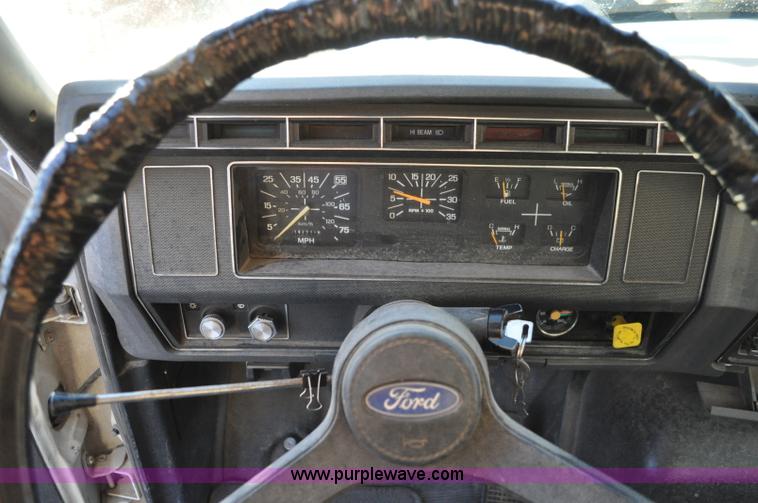 image for item A5717 1993 Ford F800 flatbed truck with tank