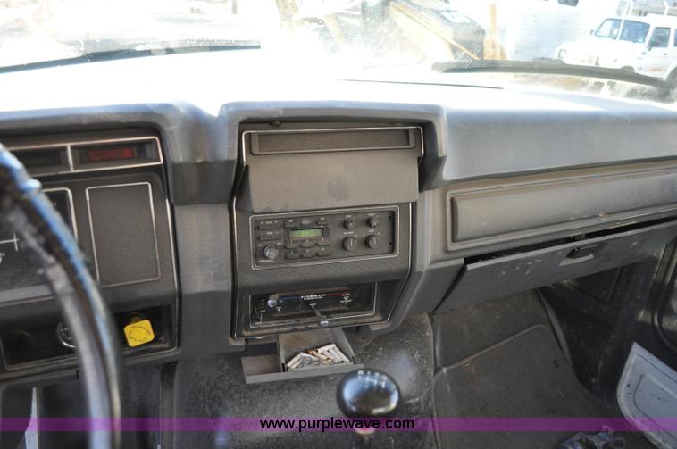 image for item A5717 1993 Ford F800 flatbed truck with tank