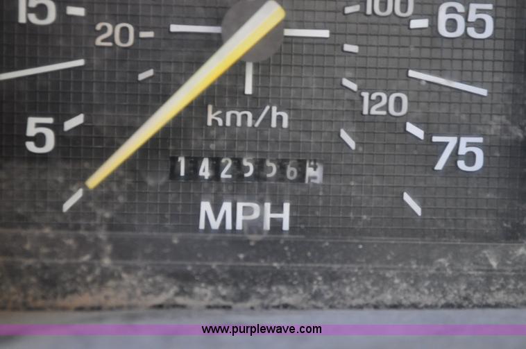 image for item A5717 1993 Ford F800 flatbed truck with tank