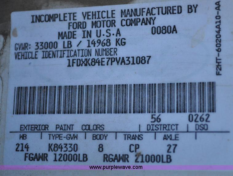 image for item A5717 1993 Ford F800 flatbed truck with tank