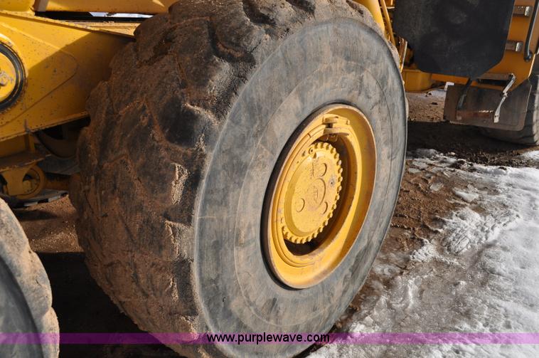 image for item A5747 2002 John Deere 350D 6x6 articulating dump truck