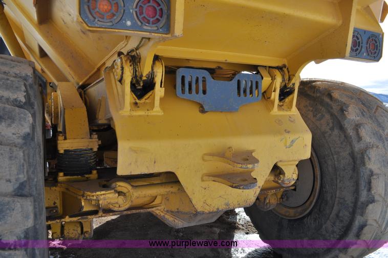 image for item A5747 2002 John Deere 350D 6x6 articulating dump truck