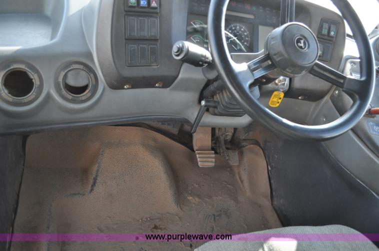 image for item A5747 2002 John Deere 350D 6x6 articulating dump truck