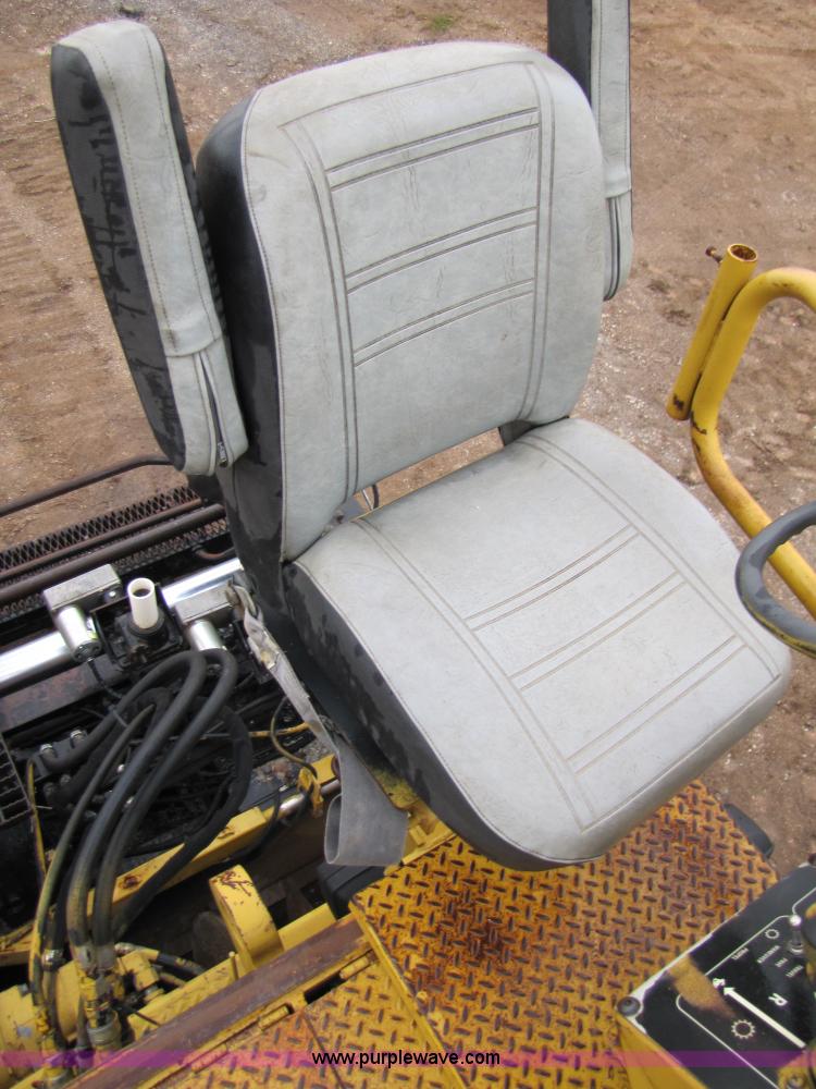 image for item B2050 2001 Caterpillar AP-1055B crawler asphalt paver