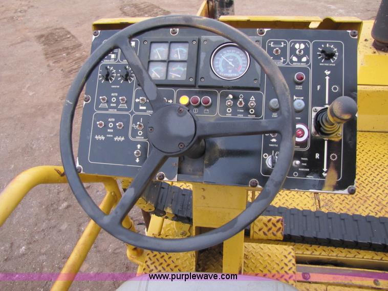 image for item B2050 2001 Caterpillar AP-1055B crawler asphalt paver