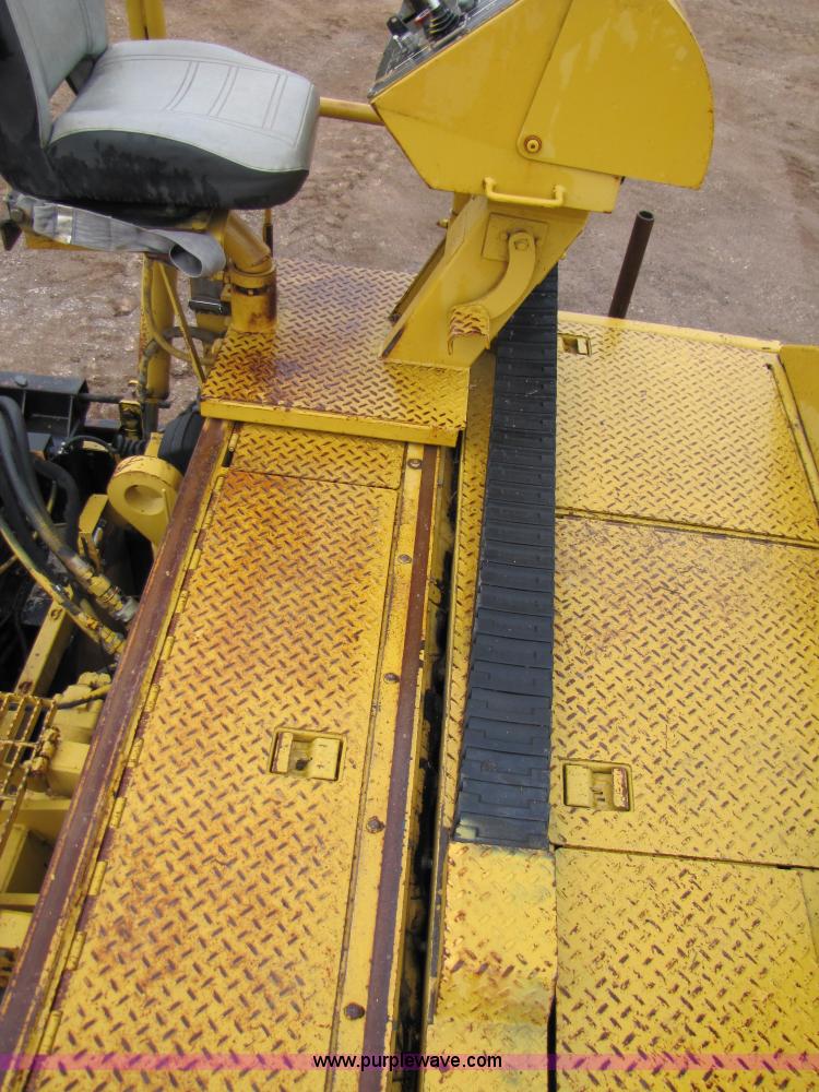 image for item B2050 2001 Caterpillar AP-1055B crawler asphalt paver