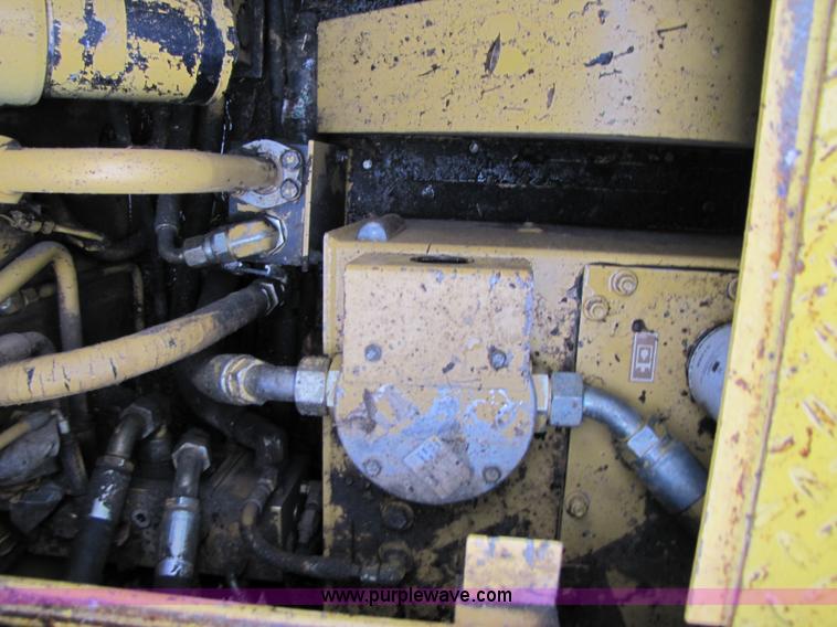 image for item B2050 2001 Caterpillar AP-1055B crawler asphalt paver