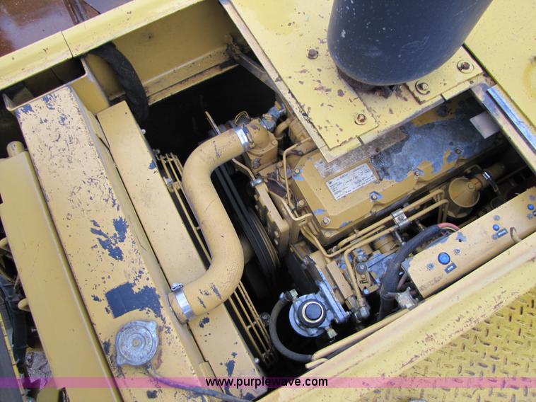 image for item B2050 2001 Caterpillar AP-1055B crawler asphalt paver