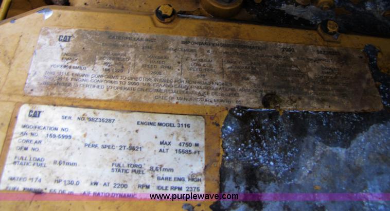 image for item B2050 2001 Caterpillar AP-1055B crawler asphalt paver