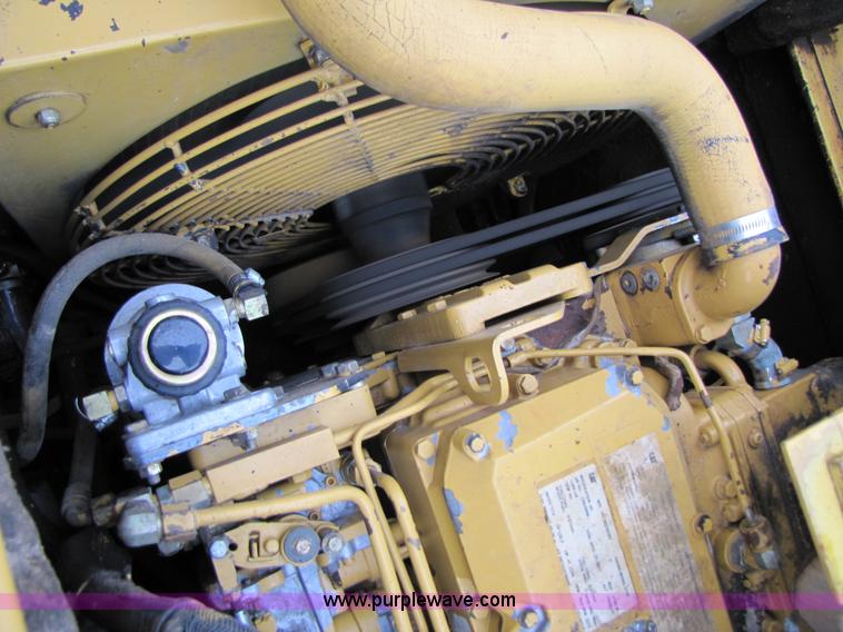 image for item B2050 2001 Caterpillar AP-1055B crawler asphalt paver