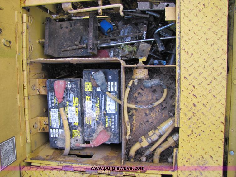 image for item B2050 2001 Caterpillar AP-1055B crawler asphalt paver