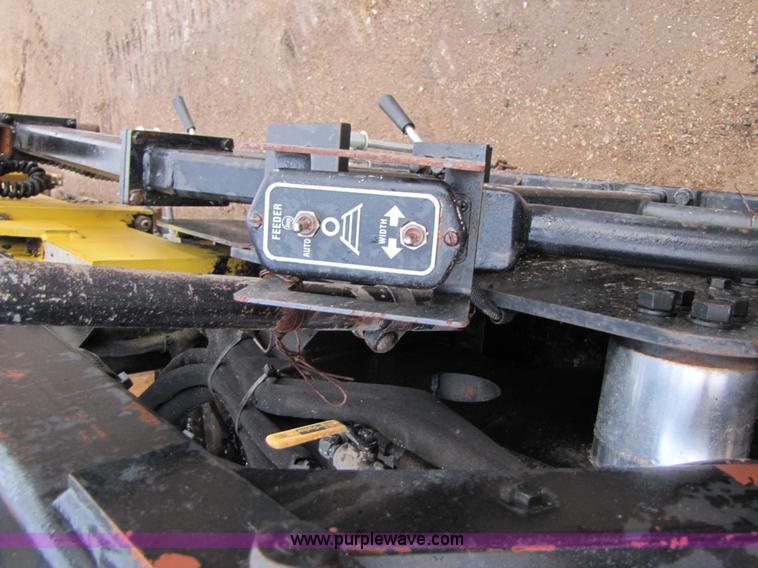 image for item B2050 2001 Caterpillar AP-1055B crawler asphalt paver