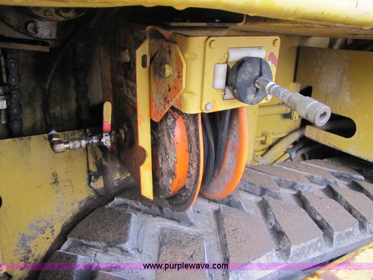 image for item B2050 2001 Caterpillar AP-1055B crawler asphalt paver