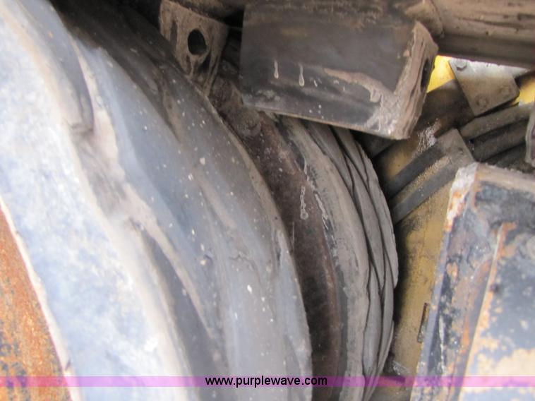 image for item B2050 2001 Caterpillar AP-1055B crawler asphalt paver