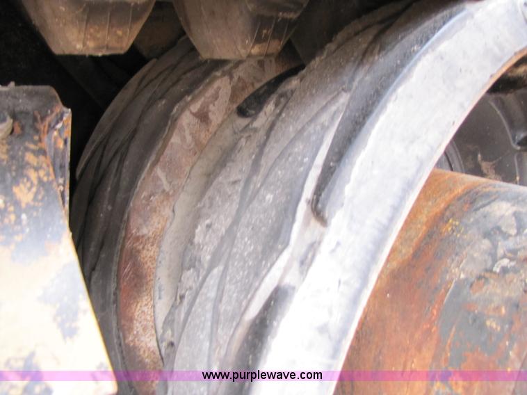 image for item B2050 2001 Caterpillar AP-1055B crawler asphalt paver