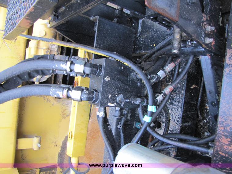 image for item B2050 2001 Caterpillar AP-1055B crawler asphalt paver