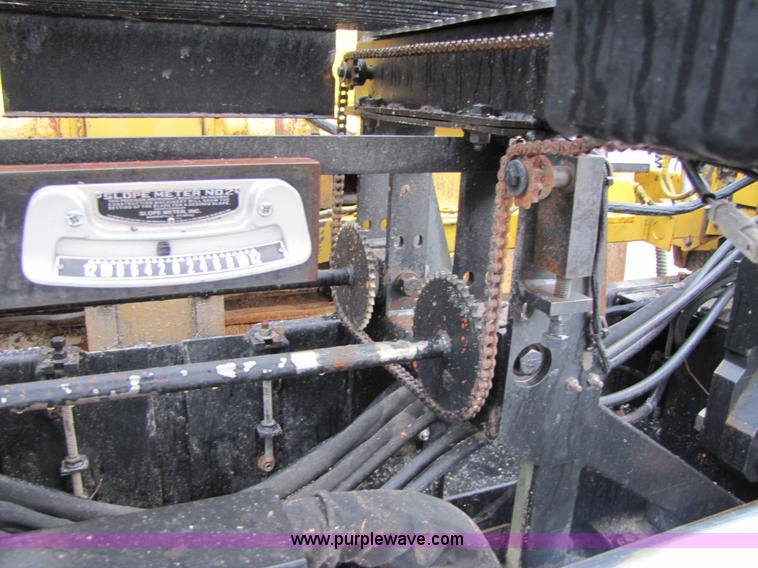 image for item B2050 2001 Caterpillar AP-1055B crawler asphalt paver