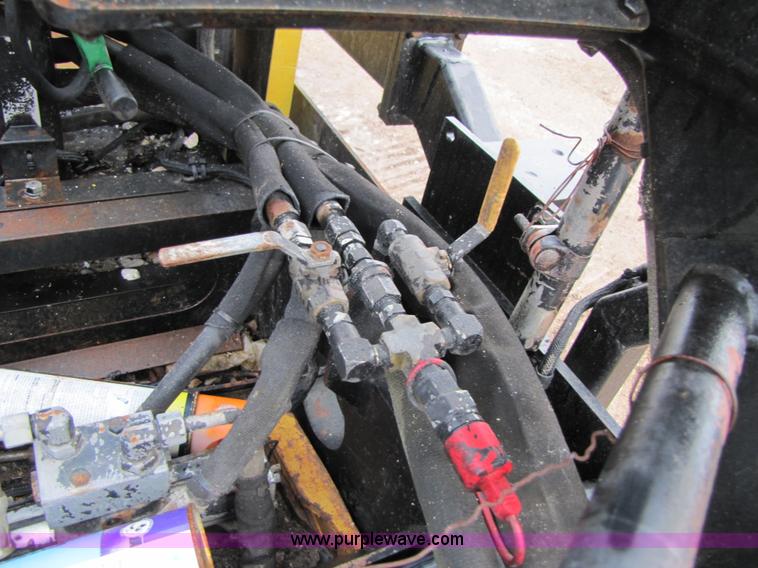 image for item B2050 2001 Caterpillar AP-1055B crawler asphalt paver