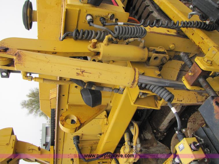 image for item B2050 2001 Caterpillar AP-1055B crawler asphalt paver