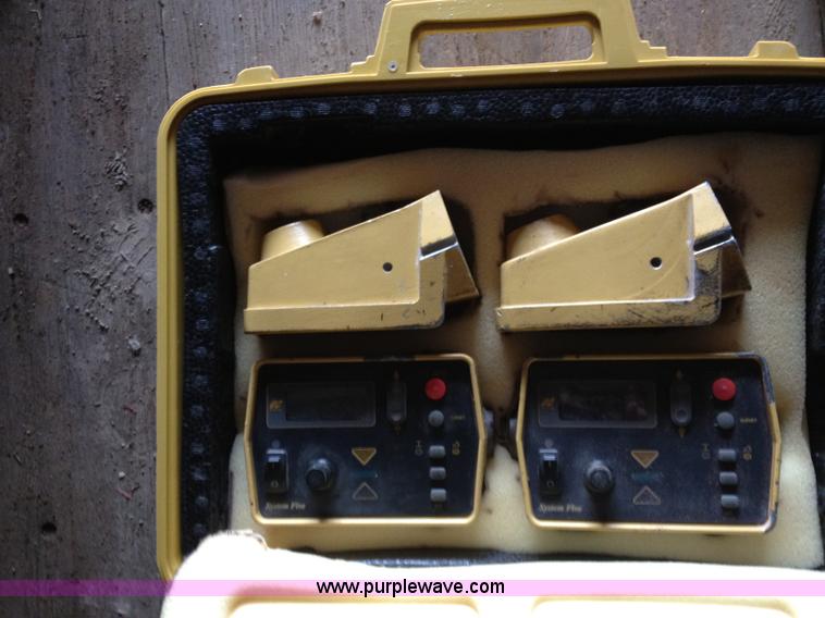 image for item B2050 2001 Caterpillar AP-1055B crawler asphalt paver