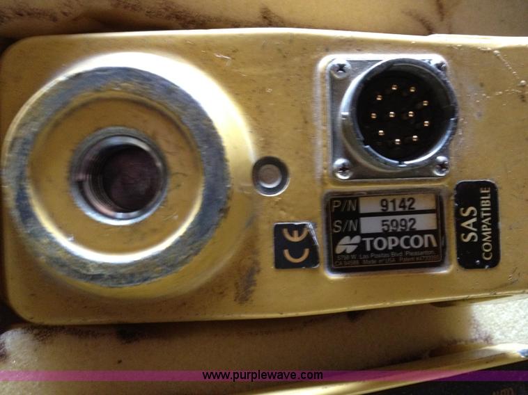 image for item B2050 2001 Caterpillar AP-1055B crawler asphalt paver