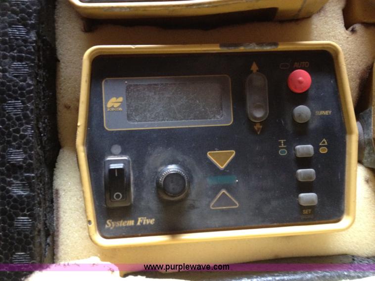 image for item B2050 2001 Caterpillar AP-1055B crawler asphalt paver