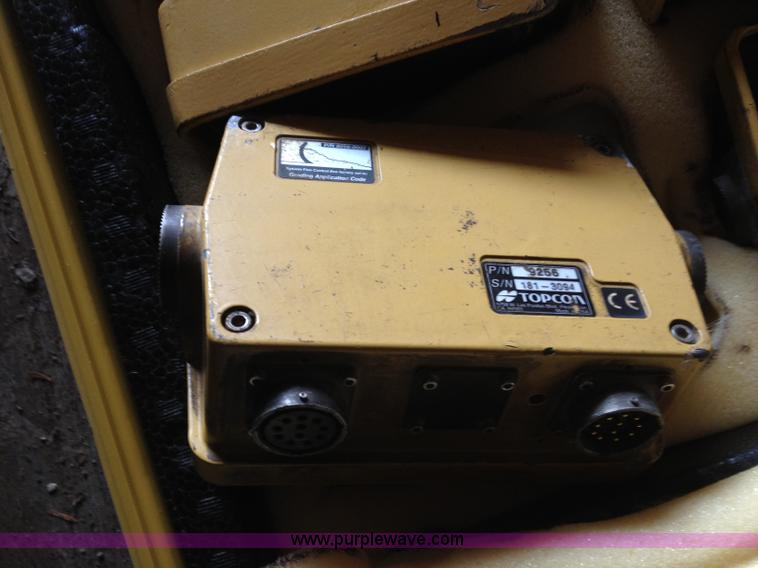 image for item B2050 2001 Caterpillar AP-1055B crawler asphalt paver