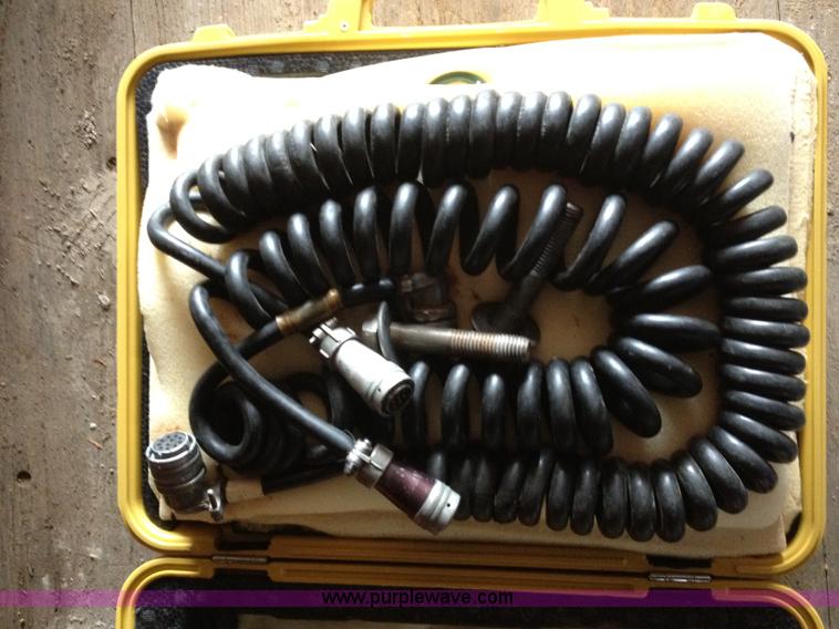 image for item B2050 2001 Caterpillar AP-1055B crawler asphalt paver