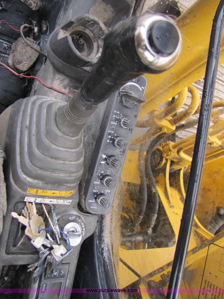 image for item B2066 2002 John Deere 200C LC excavator