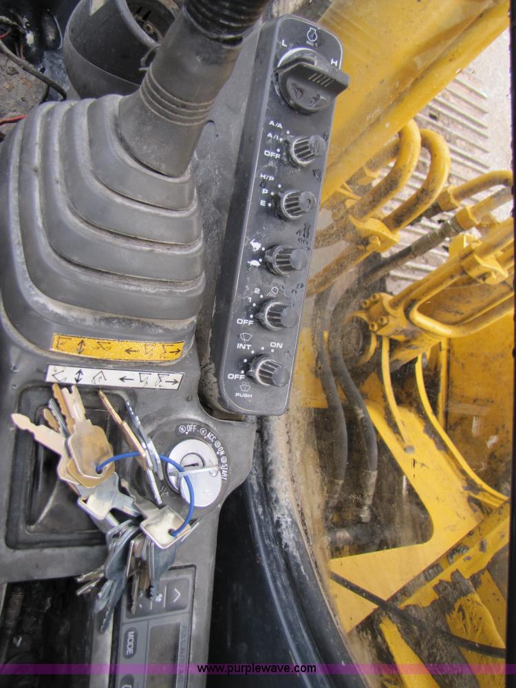 image for item B2066 2002 John Deere 200C LC excavator