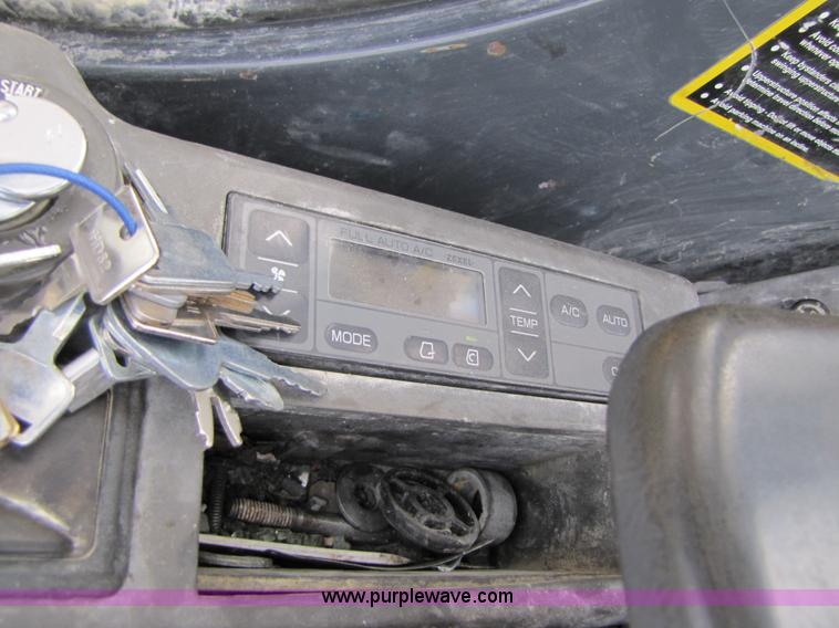 image for item B2066 2002 John Deere 200C LC excavator