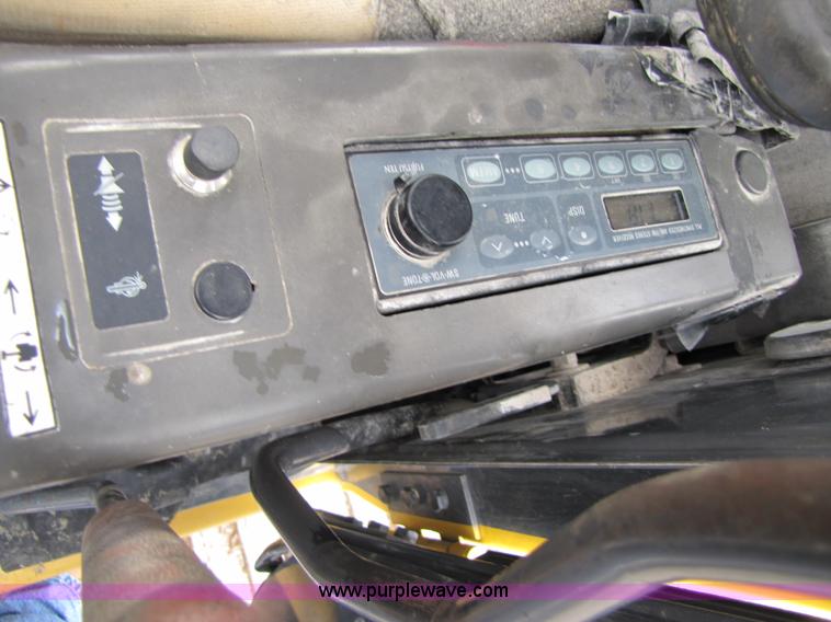 image for item B2066 2002 John Deere 200C LC excavator