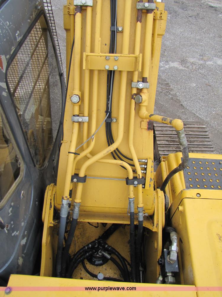 image for item B2066 2002 John Deere 200C LC excavator