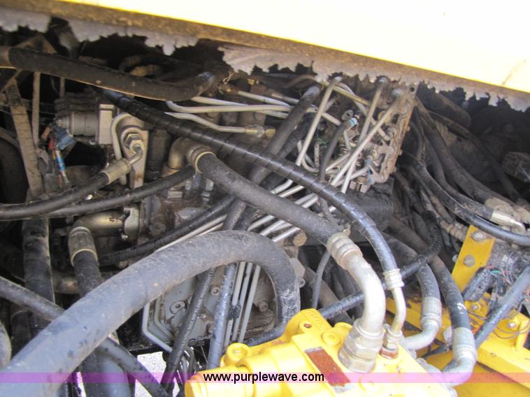 image for item B2066 2002 John Deere 200C LC excavator